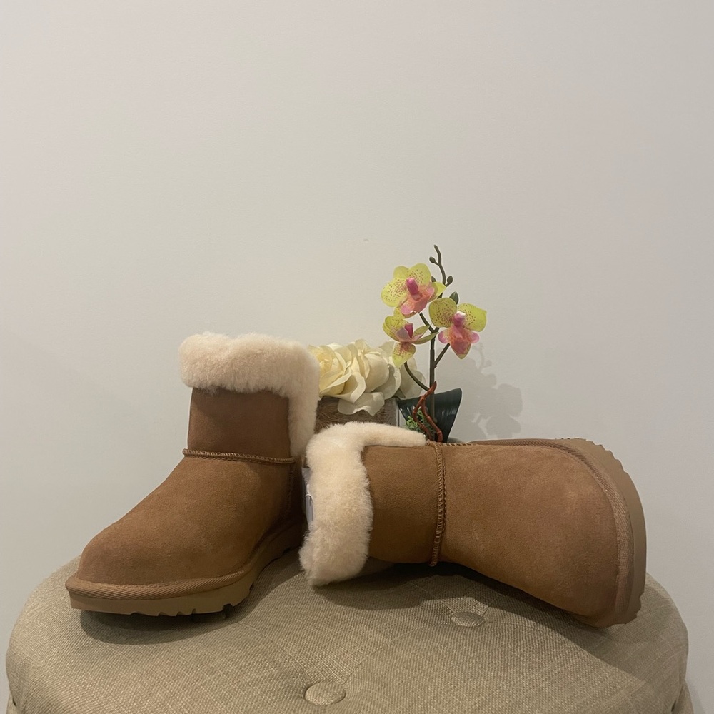 ***SOLD***UGG “Saniya” Shearling Kids Boots. - Picture 9 of 14